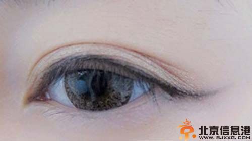 孙佳仁眼妆画法步骤图解 单眼皮MM不容错过化妆技巧