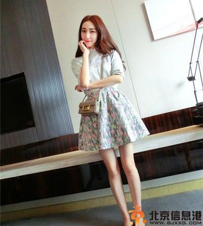 卫衣和裙子搭配图片欣赏 暖春卫衣捍卫青春躁动