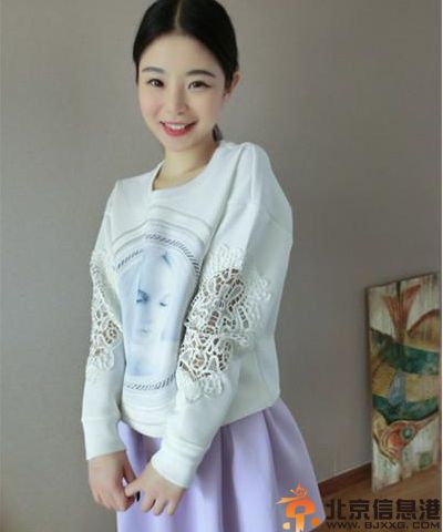 卫衣和裙子搭配图片欣赏 暖春卫衣捍卫青春躁动