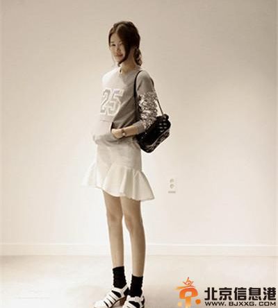 卫衣和裙子搭配图片欣赏 暖春卫衣捍卫青春躁动