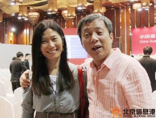 收藏家刘益谦老婆王薇简历资料微博照片 2.8亿港元购鸡缸杯喝茶