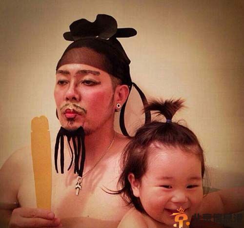 日本父女逗比泡澡照走红 化妆自拍被称蠢萌有爱