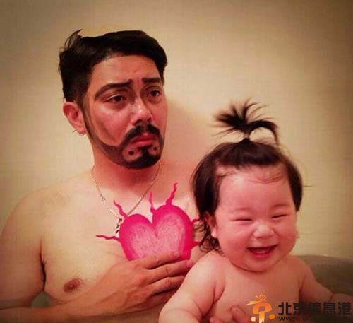 日本父女逗比泡澡照走红 化妆自拍被称蠢萌有爱