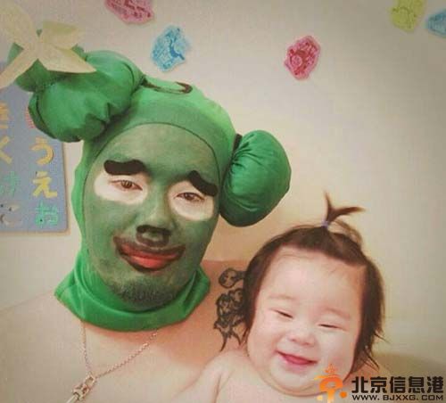 日本父女逗比泡澡照走红 化妆自拍被称蠢萌有爱