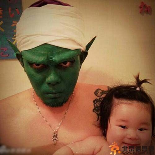 日本父女逗比泡澡照走红 化妆自拍被称蠢萌有爱