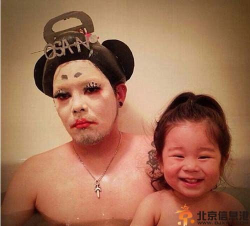 日本父女逗比泡澡照走红 化妆自拍被称蠢萌有爱