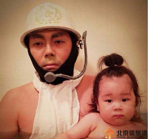 日本父女逗比泡澡照走红 化妆自拍被称蠢萌有爱