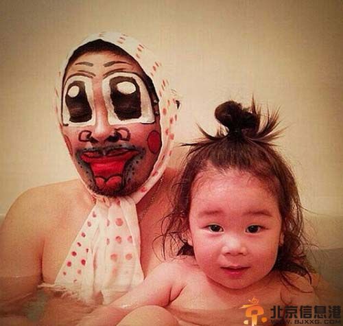 日本父女逗比泡澡照走红 化妆自拍被称蠢萌有爱
