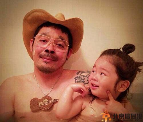 日本父女逗比泡澡照走红 化妆自拍被称蠢萌有爱