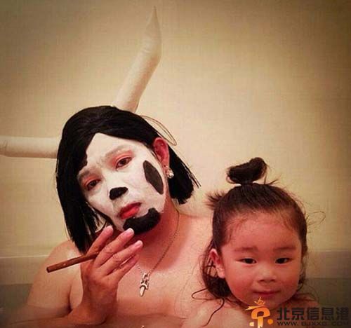 日本父女逗比泡澡照走红 化妆自拍被称蠢萌有爱