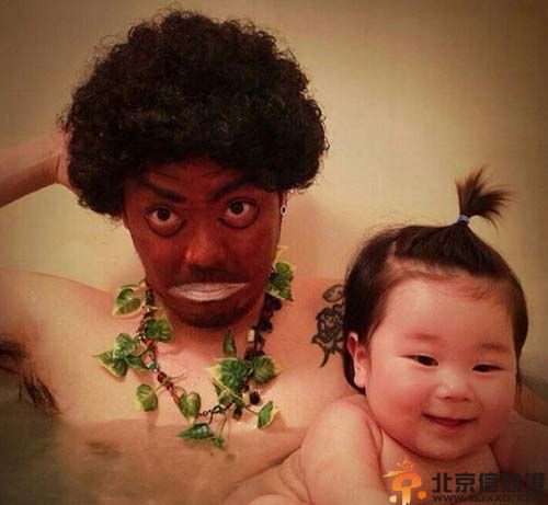 日本父女逗比泡澡照走红 化妆自拍被称蠢萌有爱