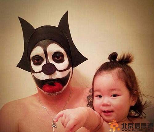 日本父女逗比泡澡照走红 化妆自拍被称蠢萌有爱