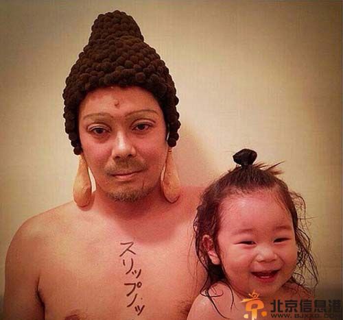 日本父女逗比泡澡照走红 化妆自拍被称蠢萌有爱