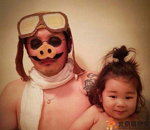 日本父女逗比泡澡照走红 化妆自拍被称蠢萌有爱