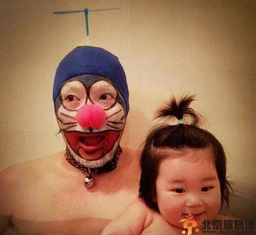日本父女逗比泡澡照走红 化妆自拍被称蠢萌有爱