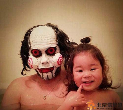 日本父女逗比泡澡照走红 化妆自拍被称蠢萌有爱