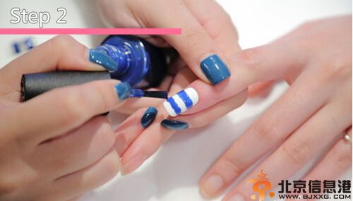 条纹海洋风美甲DIY步骤 一起DIY海洋风美甲