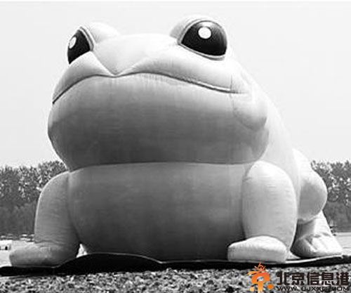 北京玉渊潭公园大金蟾亮相 慈溪人设计大金蟾吸引5万游客
