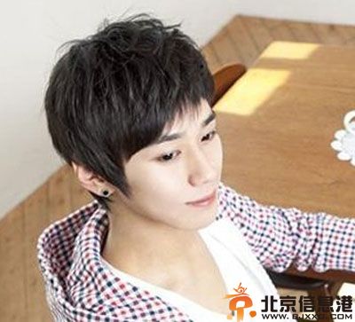男生方脸适合的发型图片 修饰脸型才能跟上时尚潮流