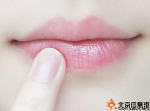 唇部去角质方法推荐 <a href='http://www.bjxxg.cn/baby/huli/' target='_blank'><u>护理</u></a>唇部性感<a href='http://www.bjxxg.cn/health/liangxing/' target='_blank'><u>女人</u></a>必知技巧