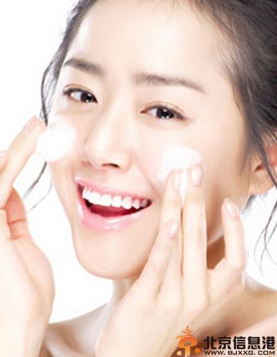 眼部肌肤怎么保养 按摩<a href='http://www.bjxxg.cn/health/yinshi/' target='_blank'><u>饮食</u></a>内外双向<a href='http://www.bjxxg.cn/baby/huli/' target='_blank'><u>护理</u></a>