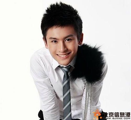 张哲瀚整容了吗 美人制造热拍微博生活照流出