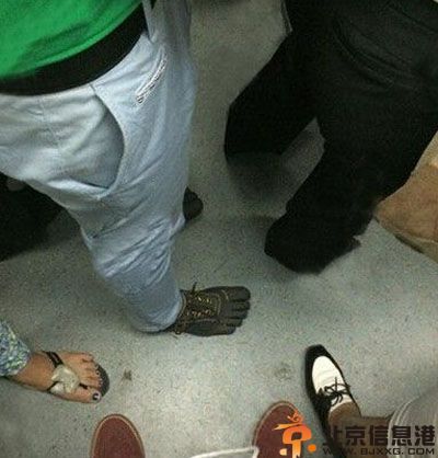 亮点图妹纸太白天这样好吗 这是一张有故事的照片
