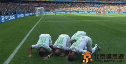 球员磕头庆祝进球 世界杯庆祝一幕令人动容