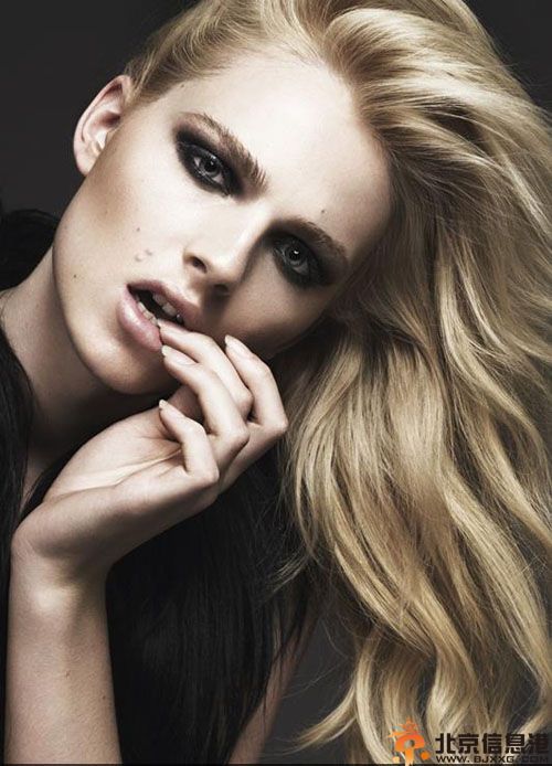 安德烈皮吉斯变性成功 女友资料照片引网友非议