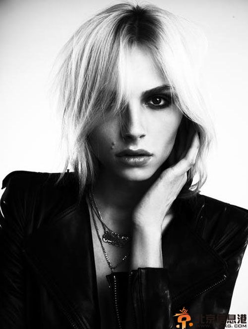 安德烈皮吉斯变性成功 女友资料照片引网友非议