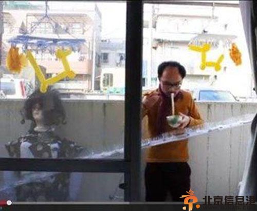 Showta Mori与塑料瓶女友约会 被当可疑人物带回警局