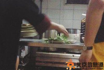 北京汉丽轩口水肉事件 菜刀铲垃圾死鱼仍上桌