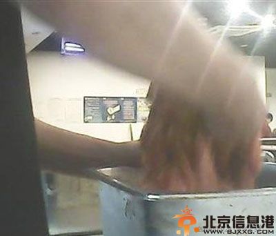 北京汉丽轩口水肉事件 菜刀铲垃圾死鱼仍上桌