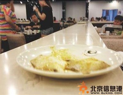 北京汉丽轩口水肉事件 菜刀铲垃圾死鱼仍上桌