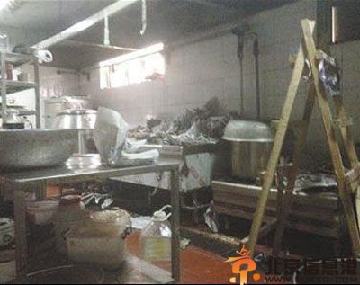 北京汉丽轩口水肉事件 菜刀铲垃圾死鱼仍上桌
