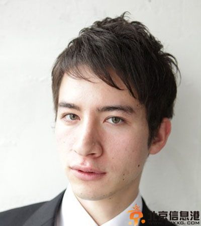 男生斜刘海适合什么脸型 爽朗短发修饰出完美脸型