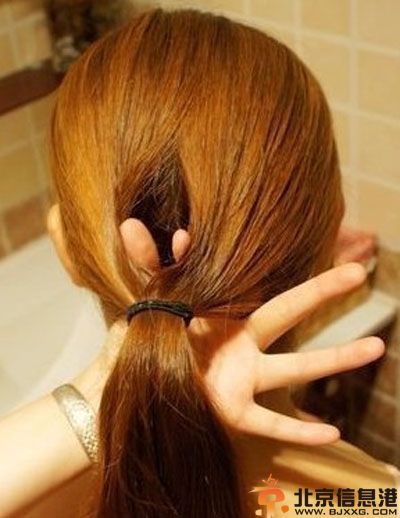 夏季长直发发型扎法步骤图解 气质淑女从发行开始改变