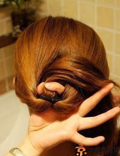 夏季长直发发型扎法步骤图解 气质淑女从发行开始改变
