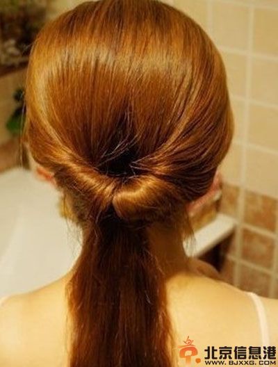 夏季长直发发型扎法步骤图解 气质淑女从发行开始改变