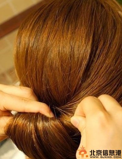 夏季长直发发型扎法步骤图解 气质淑女从发行开始改变