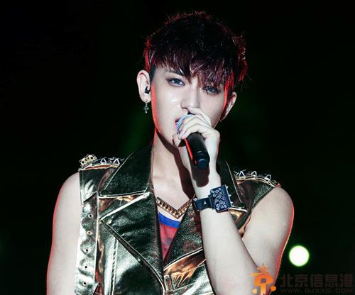 黄子韬整容前后照片疑曝光 受伤女朋友家境被爆