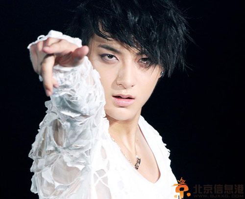 黄子韬整容前后照片疑曝光 受伤女朋友家境被爆