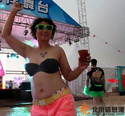 搞笑图片最佳抢镜方式 看把大妈的镜头都抢光了