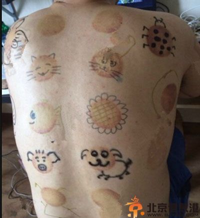 搞笑图片最佳抢镜方式 看把大妈的镜头都抢光了