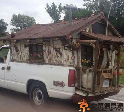 搞笑图片最佳抢镜方式 看把大妈的镜头都抢光了