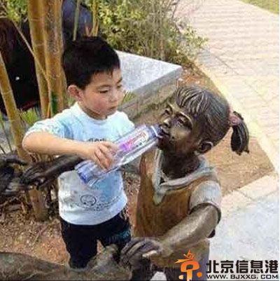 搞笑图片最佳抢镜方式 看把大妈的镜头都抢光了