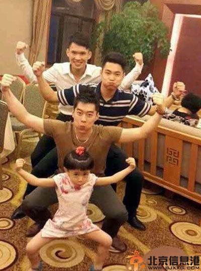 搞笑图片最佳抢镜方式 看把大妈的镜头都抢光了
