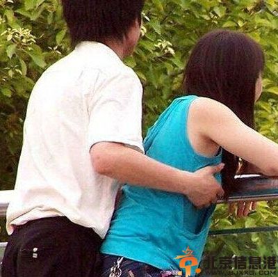 搞笑图片最佳抢镜方式 看把大妈的镜头都抢光了