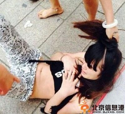 广西疑为小三女子被扒光群殴图片 现场场面劲爆引热议