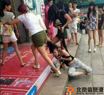 广西疑为小三女子被扒光群殴图片 现场场面劲爆引热议